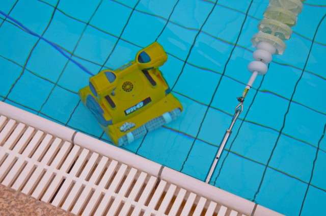 海豚威虎30泳池自动吸污机-海豚自动清洗机-海豚全自动清洁机器人